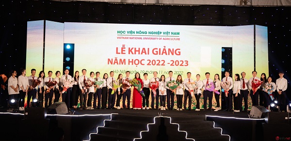 Học viện Nông nghiệp Việt Nam trao học bổng cho sinh viên xuất sắc