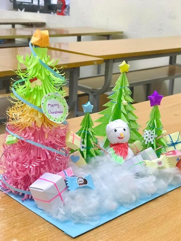 Loạt cây thông Noel “cây nhà lá vườn” của học sinh khiến CĐM thích thú